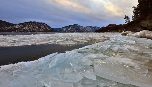 На Телецком озере запечатлели последний лед, разделенный на множество частей