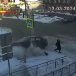 В Барнауле жестко столкнулись иномарки, едва не сбив пешехода