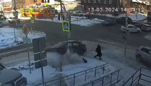 В Барнауле жестко столкнулись иномарки, едва не сбив пешехода