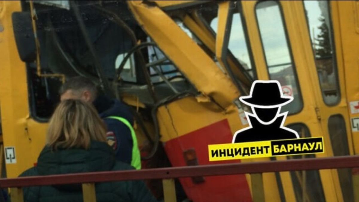 Видео столкновения двух трамваев в Барнауле появилось в Сети