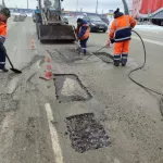 В Барнауле дорожники проводят ямочный ремонт проблемных участков