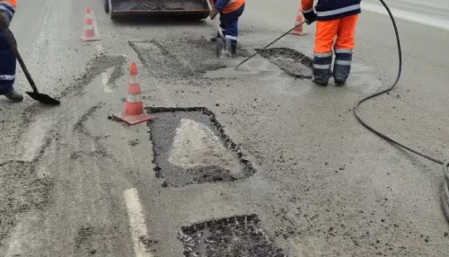 В Барнауле дорожники проводят ямочный ремонт проблемных участков
