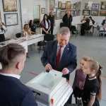 Председатель алтайского заксобрания с внучками посетил избирательный участок