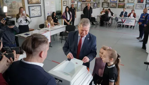 Председатель алтайского заксобрания с внучками посетил избирательный участок