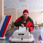 Первые лица, бюллетени и V: как в Барнауле выбирают президента. Фоторепортаж