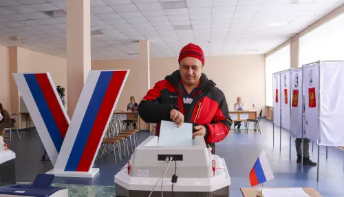 Первые лица, бюллетени и V: как в Барнауле выбирают президента. Фоторепортаж