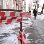 Барнаульцы жалуются на сосульки и снежные навесы на крышах зданий