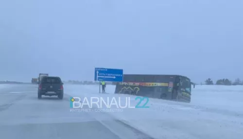 Пассажирский автобус снесло с трассы Бийск – Барнаул