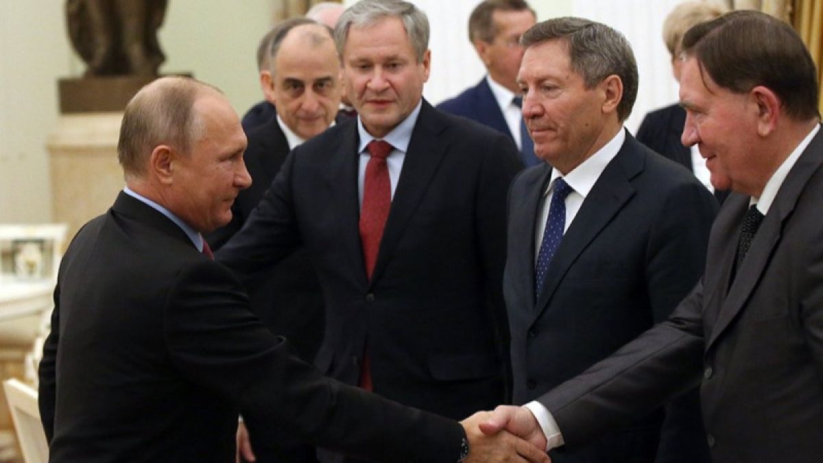 Зачем Путин встретился с 15 бывшими губернаторами