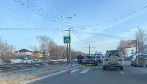 В Барнауле на пешеходном переходе возле заправки сбили человека