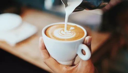 Почему не стоит добавлять молоко в кофе: ученые дали важный совет