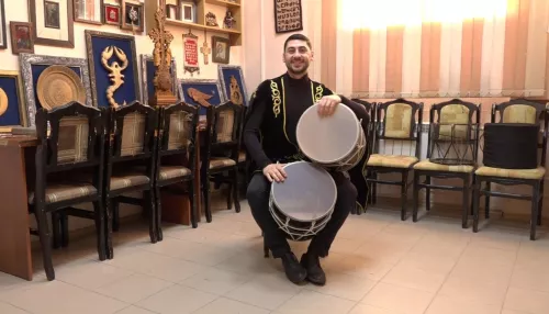В Барнауле детей обучают игре на армянском инструменте дхоле