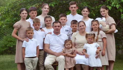 Воспитывать проще: как в Алтайском крае живет удостоенная ордена семья с 15 детьми
