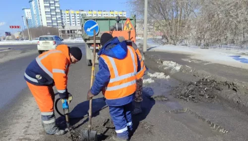 В Барнауле латают дороги холодным асфальтом: где сделали ремонт
