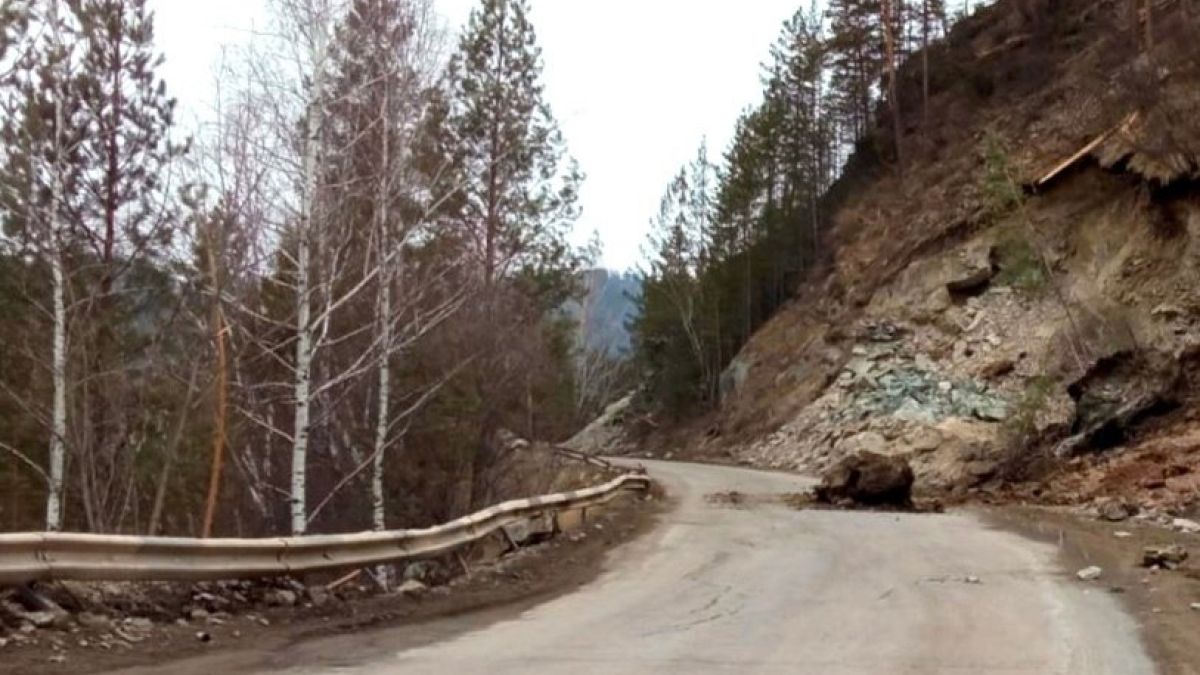 Булыжник на дороге на Алтае