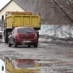 Яма на яме: водители жалуются на разбитую дорогу в Новоалтайске