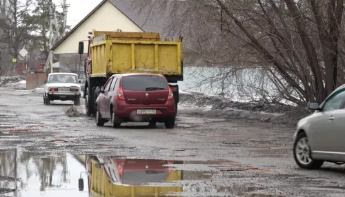 Яма на яме: водители жалуются на разбитую дорогу в Новоалтайске