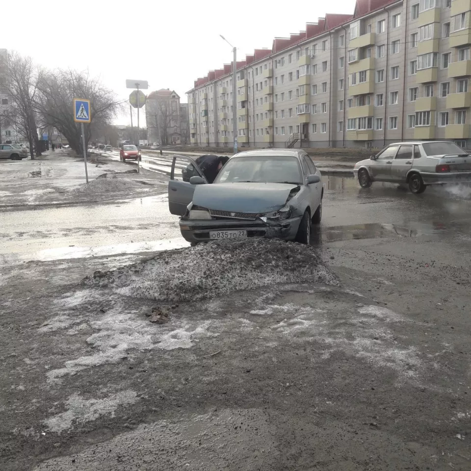 В Бийске двоих школьников на тротуаре едва не сбила машина - Толк 21.03.2024