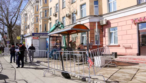 В Барнауле возле дома, где обрушился фасад, ввели режим повышенной готовности