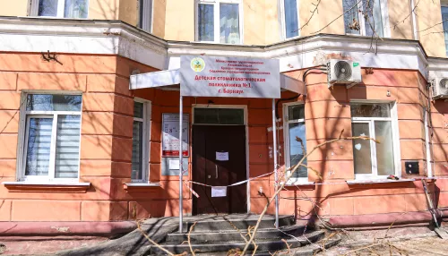 В Барнауле рухнула часть фасада дома на проспекте Строителей