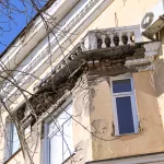 Работы на месяц: в Барнауле восстанавливают фасад дома на Строителей