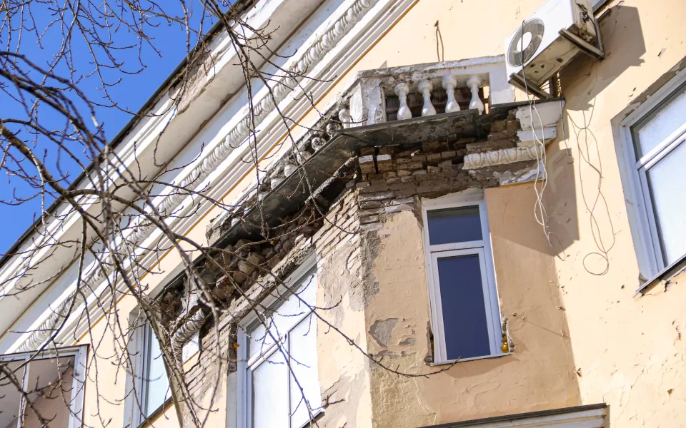 Работы на месяц: в Барнауле восстанавливают фасад дома на Строителей