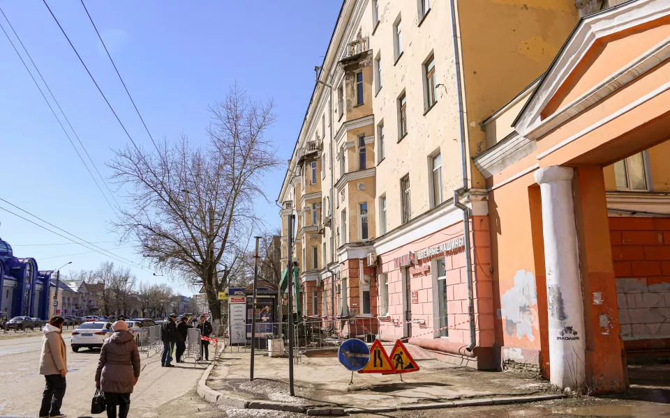 В Барнауле восстановили фасад дома на пр. Строителей. Фото