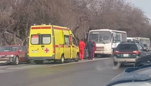 Пассажирка автобуса в Барнауле пострадала в ДТП с Lexus