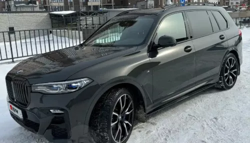 В Барнауле за 11 млн рублей продают BMW X7 в бронепленке и с электропорогами
