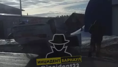 В Барнауле легковушка опрокинулась на крышу на улице Власихинской