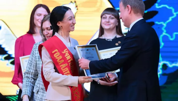 В Алтайском крае объявили имя учителя года, который получит 400 тысяч рублей