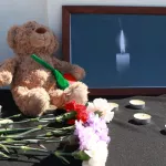 Барнаульцы несут к часовне цветы в память о жертвах теракта в Крокусе