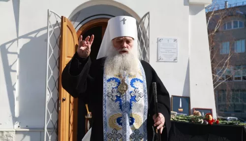 В Барнауле митрополит провел панихиду по погибшим в теракте в Крокусе