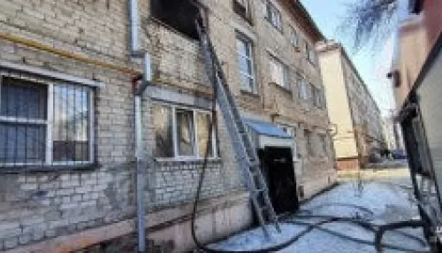 11 человек эвакуировали из-за пожара в трехэтажке Барнаула