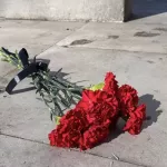 Барнаульцы продолжают нести цветы к мемориалу памяти жертв теракта
