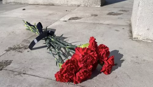 Барнаульцы продолжают нести цветы к мемориалу памяти жертв теракта