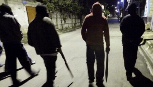 Рыжий, конопатый: подростки в масках ограбили магазин в Барнауле