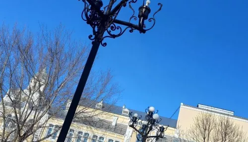 В Бийске вандалы разбили фонари возле Драматического театра