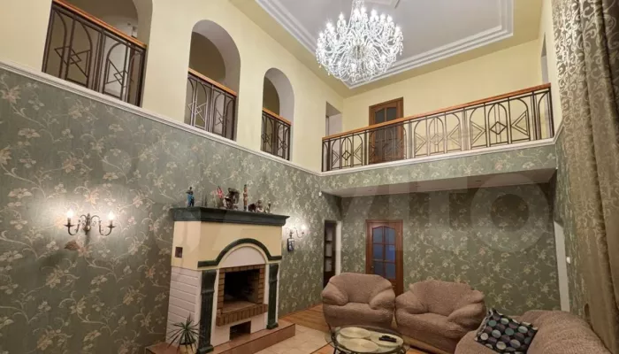 В Барнауле продают просторный коттедж с русской печкой и камином