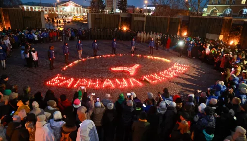 700 свечей и Журавли. Как в Барнауле прошла акция памяти жертв теракта в Крокусе