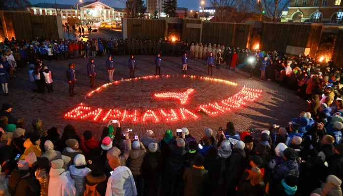 700 свечей и Журавли. Как в Барнауле прошла акция памяти жертв теракта в Крокусе