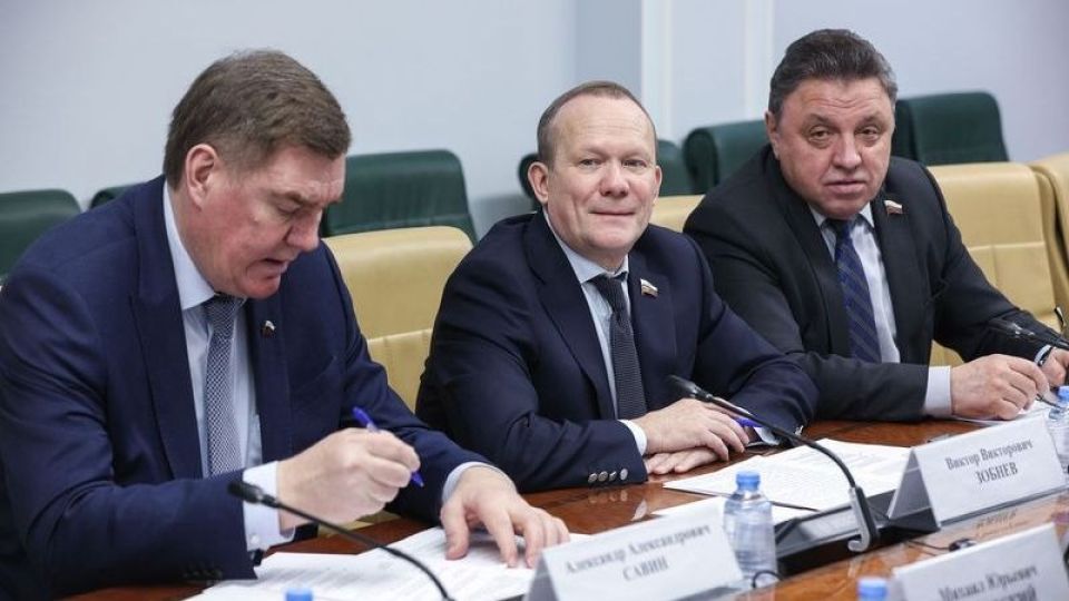 Виктор Зобнев (в центре). Совещание в Совете Федерации