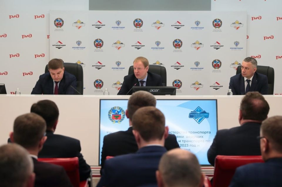 Виктор Томенко (в центре) на совещании минстроя Алтайского края