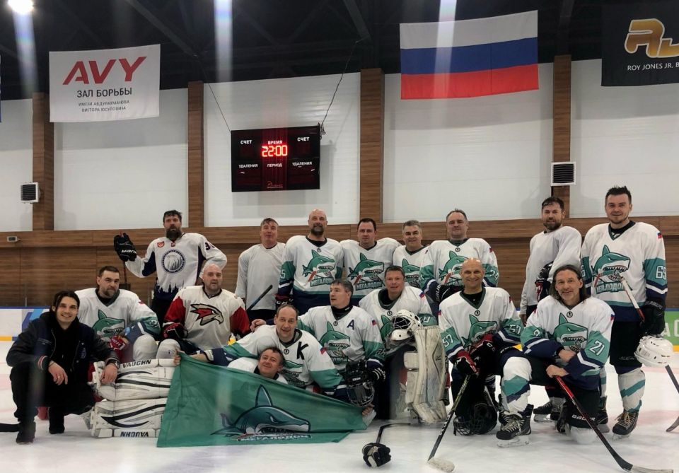 Тимур Бараев со своей любительской хоккейной командой "Мегалодон" 