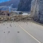 На Алтае груда камней рухнула на участок Чуйского тракта и перегородила проезд