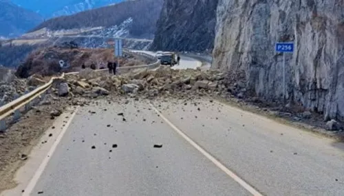 На Алтае груда камней рухнула на участок Чуйского тракта и перегородила проезд