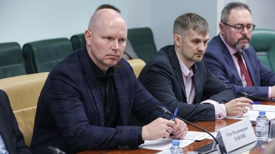 Олег Павлов (слева), "Общественная потребительская инициатива"