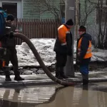 В Барнауле дорожники и сотрудники МЧС откачивают воду с затопленных участков