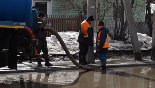 В Барнауле дорожники и сотрудники МЧС откачивают воду с затопленных участков