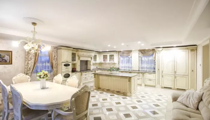 В Барнауле гигантский роскошный особняк с гостевым домом продают за 105 млн рублей